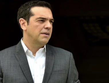 Δέκα χρόνια στην προεδρία του ΣΥΡΙΖΑ ο Τσίπρας: «Συνεχίζουμε με αρκετές περισσότερες πια άσπρες τρίχες στα μαλλιά...»